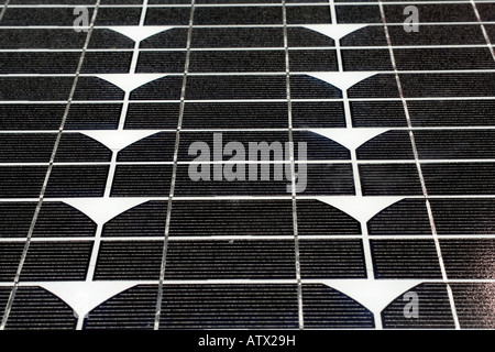 Photovoltaikanlage (Solarpanel) produziert Strom aus Sonnenlicht Stockfoto