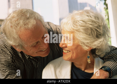 Älteres paar Lächeln einander an Stockfoto