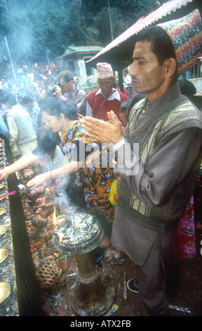 BUFFALO DASINKALI OPFER KHATMANDU TAL NEPAL JEDE WOCHE TAUSENDE VON ZIEGEN UND HÜHNER WERDEN IN DIESEM KLEINEN TEMPEL, KALI DIE HINDUISTISCHE GÖTTIN DER ZERSTÖRUNG PH DAN WEIß ZU BESCHWICHTIGEN GEOPFERT Stockfoto