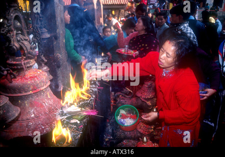 BUFFALO DASINKALI OPFER KHATMANDU TAL NEPAL JEDE WOCHE TAUSENDE VON ZIEGEN UND HÜHNER WERDEN IN DIESEM KLEINEN TEMPEL, KALI DIE HINDUISTISCHE GÖTTIN DER ZERSTÖRUNG PH DAN WEIß ZU BESCHWICHTIGEN GEOPFERT Stockfoto