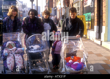 Gruppe von Müttern mit Push Stühle Babys und Kleinkinder. Stockfoto