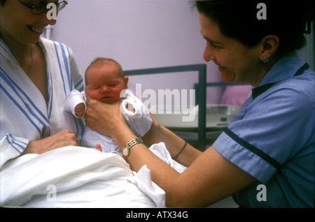 Hebamme, neugeborenes Baby in Post-natal Gemeinde überprüfen. Stockfoto