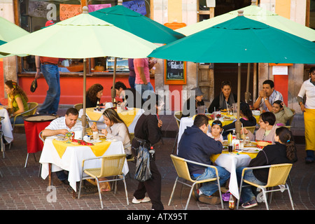 Mexiko Guanajuato männlichen Straße Entertainer führen für Menschen Essen im Freien in Frieden Plaza Plaza De La Paz Geld gefordert Stockfoto