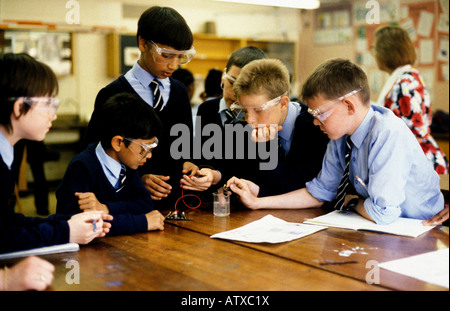 Jungen arbeiten gemeinsam an einer Wissenschaft experimentieren im Labor an an Harris School South London Stockfoto