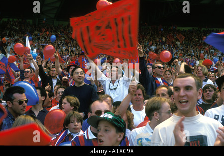 Crystal Palace-Fußball-Fans beim Spiel im Wembley-Stadion. Stockfoto