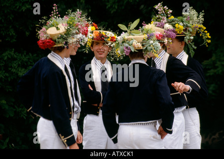 Eton College in Berkshire hält eine jährliche vierte Juni Zeremonie wo die jungen nach unten tragen Stroh Bootsfahrer Themse Rudern Stockfoto