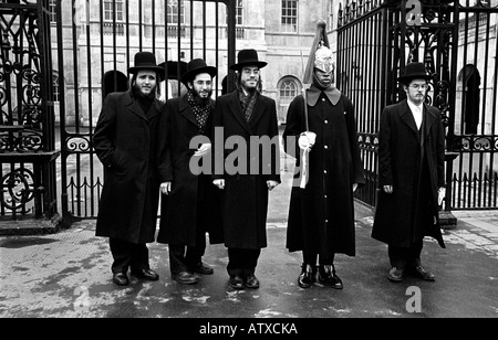 Eine Gruppe von chassidischen Juden posieren für ein Freunde-Kamera auf Horse Guards Parade stand neben einem Pferd Wachen Trooper am 13. Januar Stockfoto