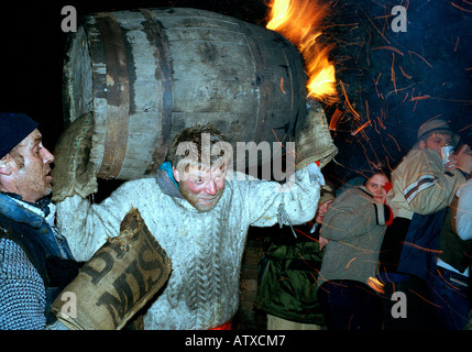 Tar Barrel Rollen in der Nacht durch die Straßen von schon St Mary in Devon England November Stockfoto