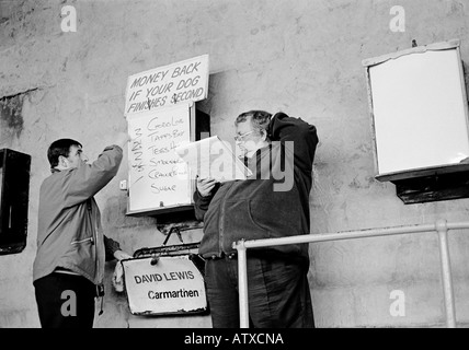 SWANSEA Buchmacher die Wetten bei den kleinen Swansea Greyhound Dog Racing track in Süd-Wales auf 22. Juli 1999 Stockfoto