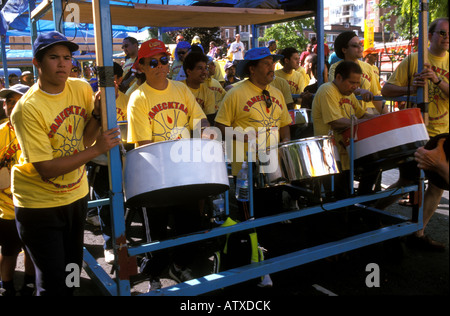 Musiker auf einem Schwimmer bei den Notting Hill Carnival Wasserkocher Schlagzeug zu spielen. Stockfoto