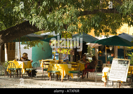 Guanajuato Mexiko Sitzplätze an Tischen im freien Bossa Nova Cafe in Plaza de San Fernando Restaurant unter Bäumen entspannen Stockfoto