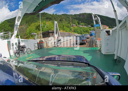 Auto Fähre nach Kreuzung Fjord, einer der vielen solchen Kreuzungen an der West Küste von Norwegen zu verlassen. Stockfoto