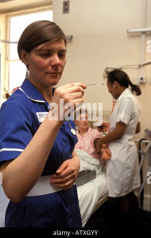 Agentur-Krankenschwester in Guys Hospital London. Stockfoto