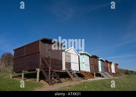 Frinton am Meer Strandhütten auf Stelzen über dem Meer Rasen mit Blick auf den Ozean. Stockfoto