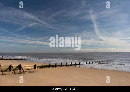 Frinton am Meeresstrand mit Buhnen, Schutz vor Sand erosion Stockfoto