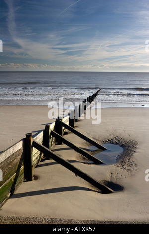 Frinton am Meeresstrand mit Buhnen, Schutz vor Sand erosion Stockfoto