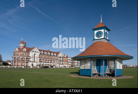 Frinton am Meer Mini Clock-Tower mit Sitzplätzen Stockfoto