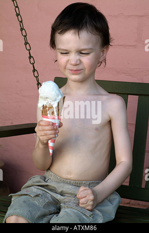 Junge mit chaotisch Eiswaffel Stockfoto