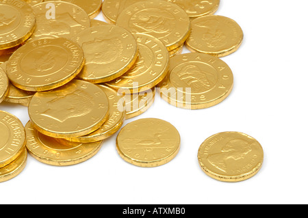 Schokolade-gold-Münzen auf weißem Hintergrund Stockfoto