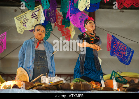 Mexiko Guanajuato Statuen von Diego Rivera und Frida Kahlo auf dem Display in Mercado Hidalgo öffentliche Hallenbad Markt farbiges Papier Flagge Stockfoto