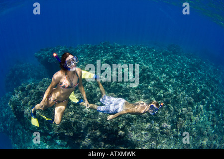 Ein paar Freitauchen auf zweite Kathedrale, einem beliebten Tauchen Standort aus die Insel Lanai, Hawaii. Stockfoto