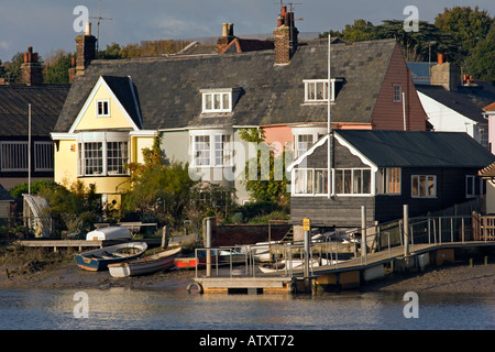 Wivenhoe in der Nähe von Colchester Essex die Aussicht vom gegenüberliegenden Ufer entlang Ferry Road Fingringhoe Stockfoto
