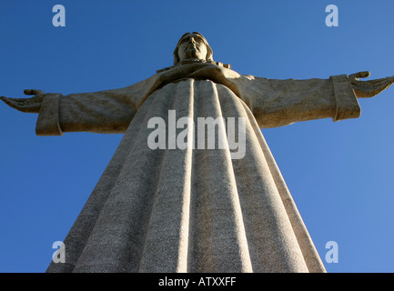 Cristo-Rei vor einem klaren blauen Himmel Stockfoto