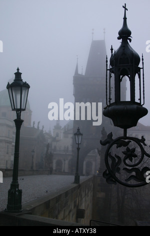 Detail der Lampen auf der Karlsbrücke in Prag auf einer nebligen Morgendämmerung Stockfoto