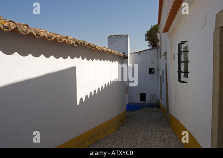 Straßenszene von Mauern umgebene Stadt Óbidos Portugal Stockfoto