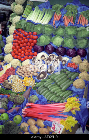 Gemüse auf dem Display auf einem Marktstand, England Stockfoto