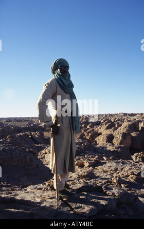 Tuareg-Reiseführer über Tassili N Ajjer in Jabbaren, Süd-Algerien, Sahara Stockfoto