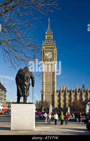 Statue von Winston Churchill in Parliament Square gegenüber von Big Ben und die Houses of Parlament London England UK Stockfoto