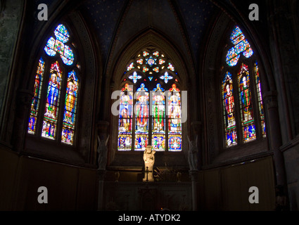 Glasfenster im St Samson Cathedral Stockfoto