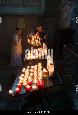 Frauen Kerzen Votiv in St Samson Cathedral Stockfoto