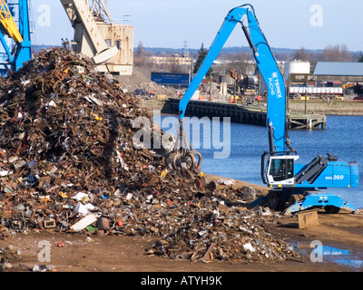 Laden von Schrott auf Docks in Kings Lynn Stockfoto