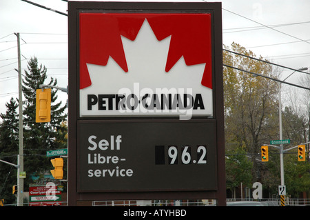 Petro - Canada Tankstelle Zeichen Stockfoto