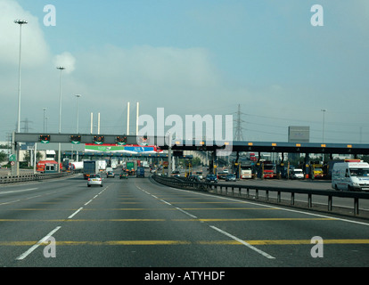 Dartford Crossing Zufahrtsstraße zum tunnel Süd zeigt gebunden Mautstationen Stockfoto