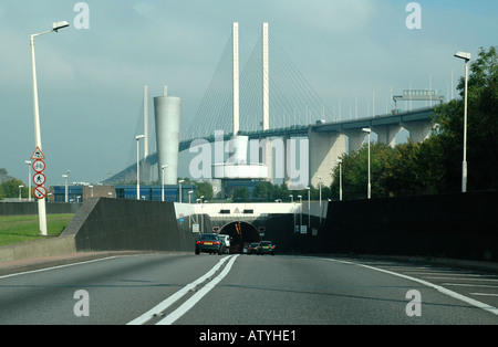 Eingabe der Dartford Tunnel unter der Themse, mit QE2 Hängebrücke in der Ferne. Stockfoto