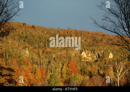 Mt. Tremblant, Feriendorf, Quebec, Kanada. Häuser unter den Wald im Herbst. Stockfoto