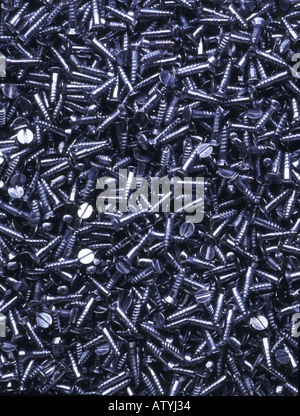 Haufen von Metallschrauben Stockfoto