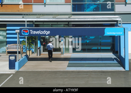 Rückansicht man geht zum Eingang des Cambridge Central Travelodge Hotelgebäudes in der Universitätsstadt in Cambridgeshire East Anglia England Stockfoto