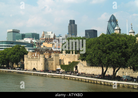 Pool von London und City Skyline Tower Of London Nat West Tower sowie der Swiss Re Gherkin-tower Stockfoto