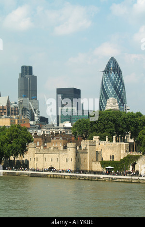 Pool von London und City Skyline Tower Of London Nat West Tower sowie der Swiss Re Gherkin-tower Stockfoto