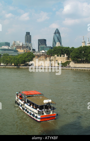 Pool von London City Skyline Tower Of London Nat West-Turm der Swiss Re Gurke mit Ausflugsschiff einschließlich Stockfoto