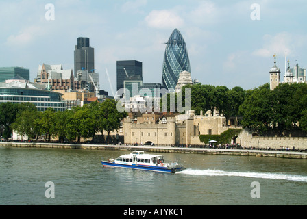 Pool von London und City Skyline einschließlich Tower Of London Nat West Tower und der Swiss Re Gurke Turm mit Wasser-Bus Geschwindigkeit Stockfoto