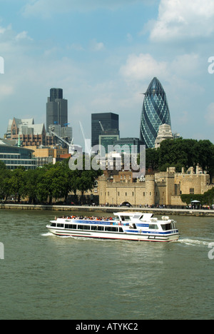 Pool von London Skyline der Stadt einschließlich der Tower von London Nat West Tower und The Gherkin Turm Sehenswürdigkeit Wolkenkratzer mit Themse tour Boot England Großbritannien Stockfoto