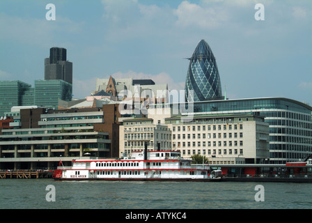 Pool von London Dixie Königin Themse Paddelboot vor der City of London am Fluss Skyline Tower Pier festgemacht Stockfoto
