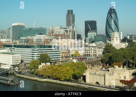 Halb Luftbild Pool of London und der City Skyline einschließlich Tower Of London Nat West Tower und der Swiss Re Gherkin-tower Stockfoto