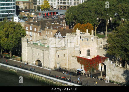 Semi-Antenne der Themse und hautnah von den Tower of London ein UNESCO-Weltkulturerbe Heim der Kronjuwelen Stockfoto