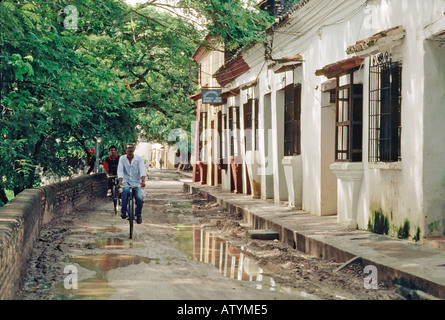 Blick auf eine Straße entlang des Flusses in Mompós Kolumbien Stockfoto